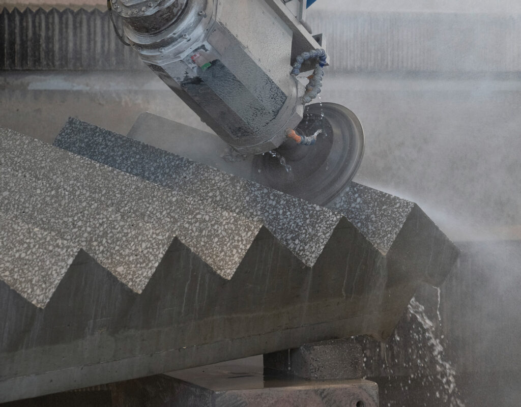 Steinsäge schneidet einen Betonblock mit Wasserstrahl