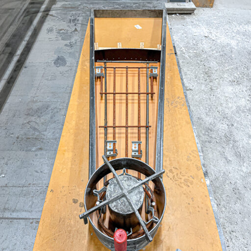 Bewehrungskorb mit Schalung für ein Betonbauteil, von oben gesehen