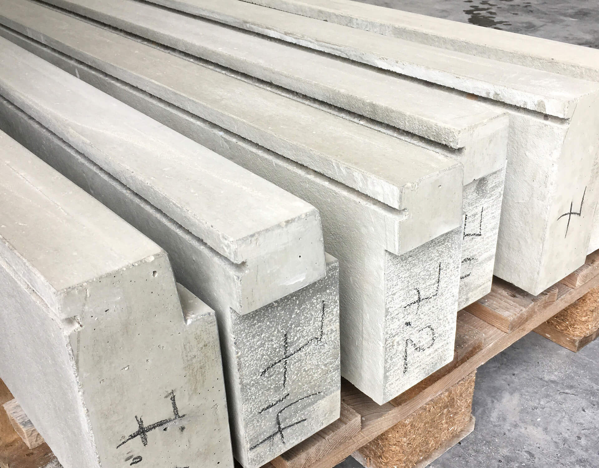 Gestapelte Betonfertigteile auf einer Holzpalette