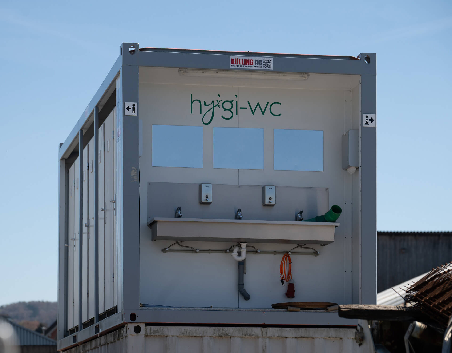 Mobile Hygienestation mit Waschbecken und Wasseranschlüssen