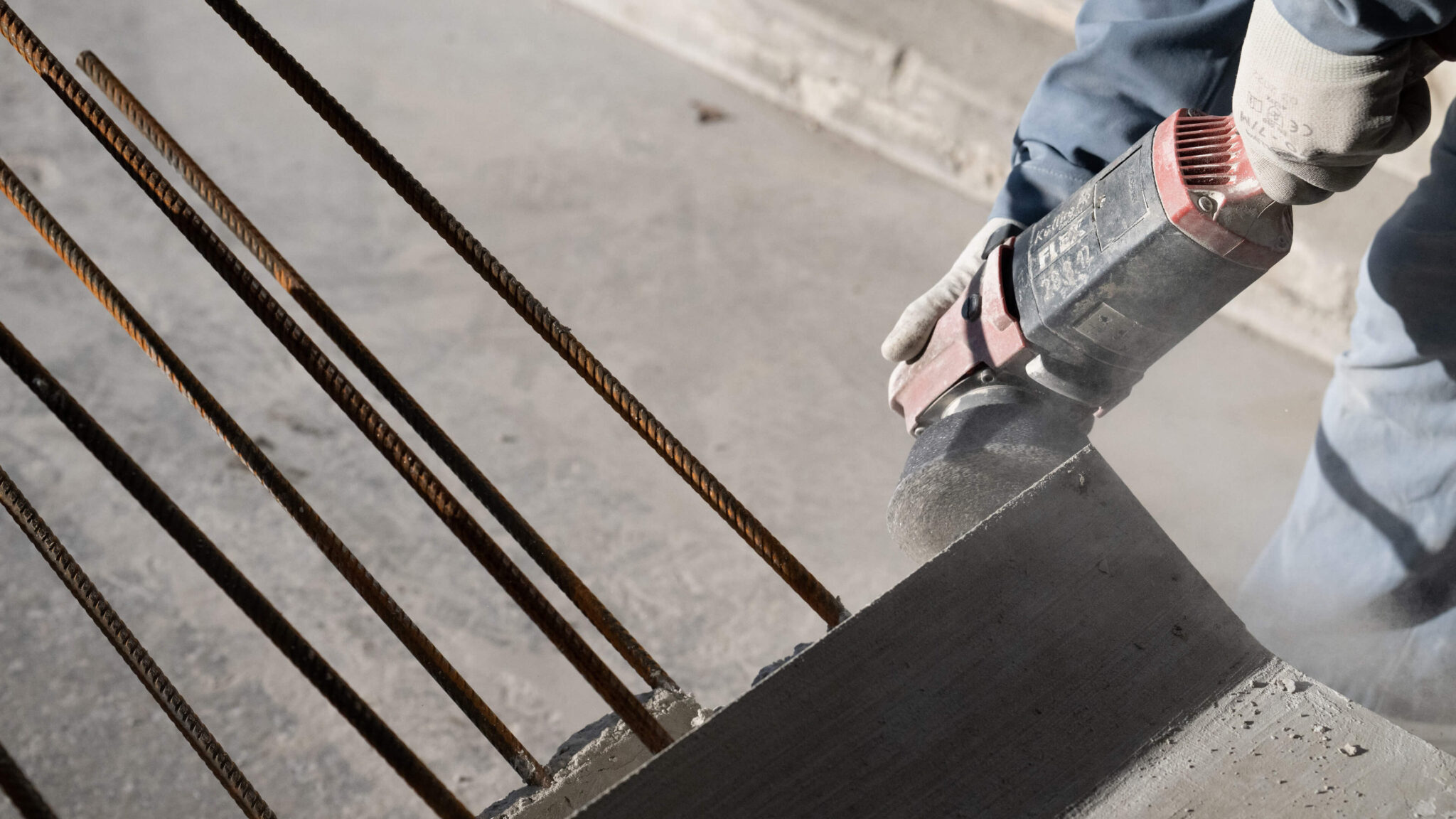 Betonstahl mit einem Winkelschleifer schneiden