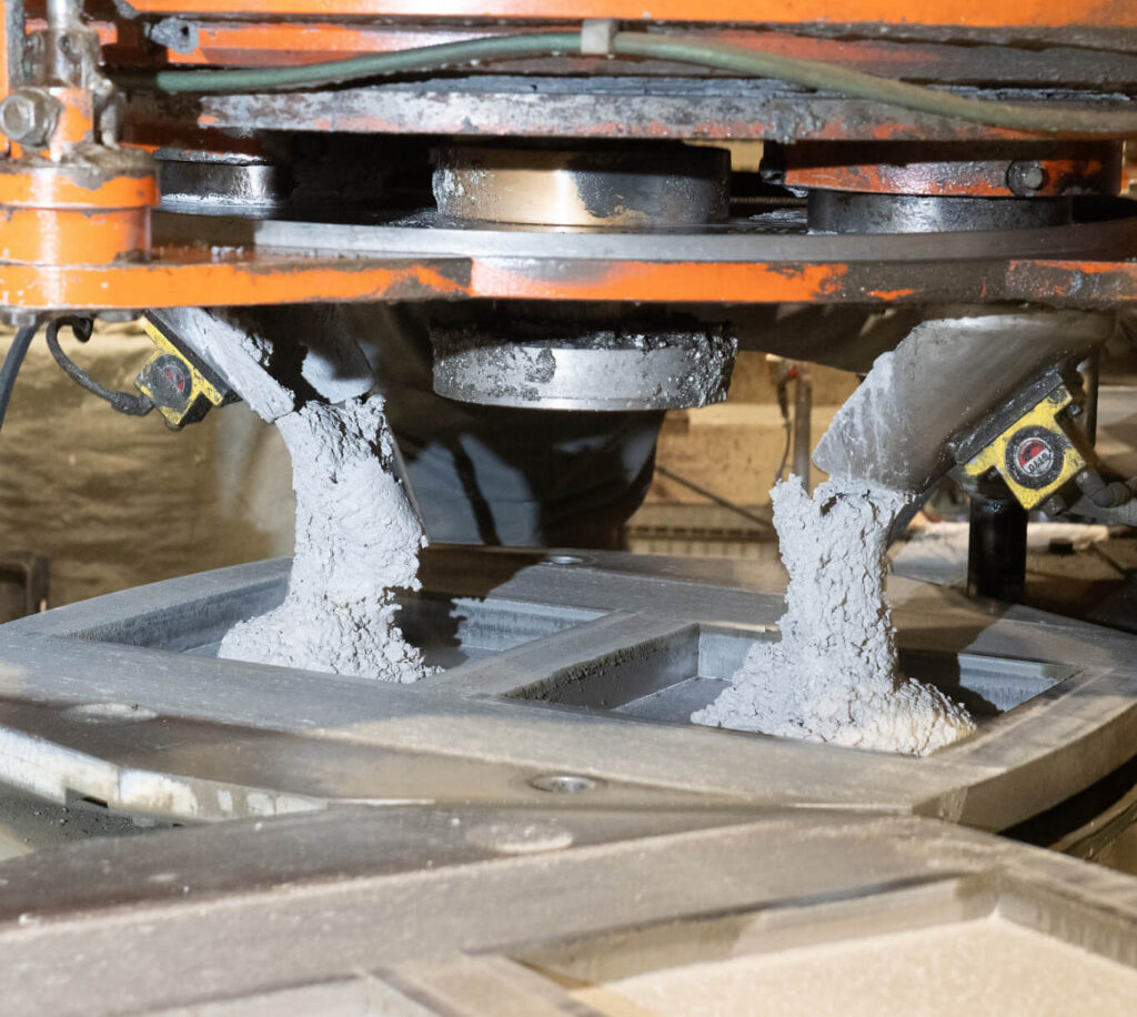Formteile werden in einer Maschine mit Material befüllt