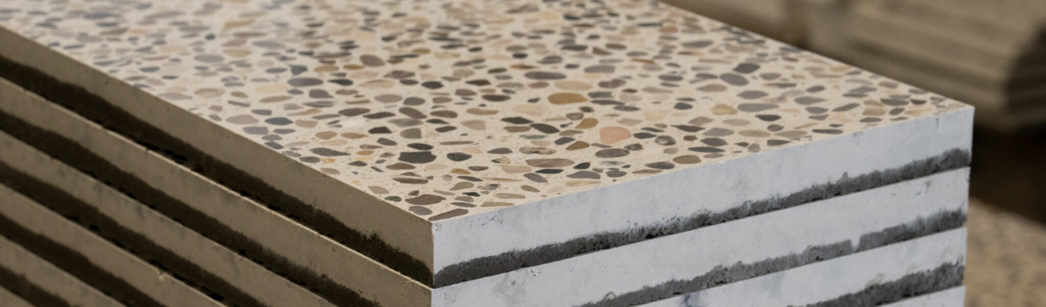 Gestapelte Terrazzo-Platten mit sichtbaren Schichten
