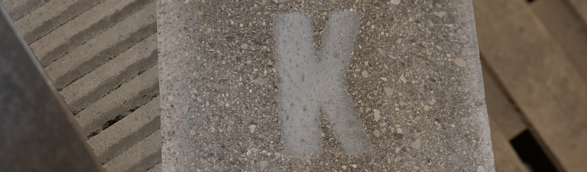 Betonfläche mit aufgemaltem Buchstaben K