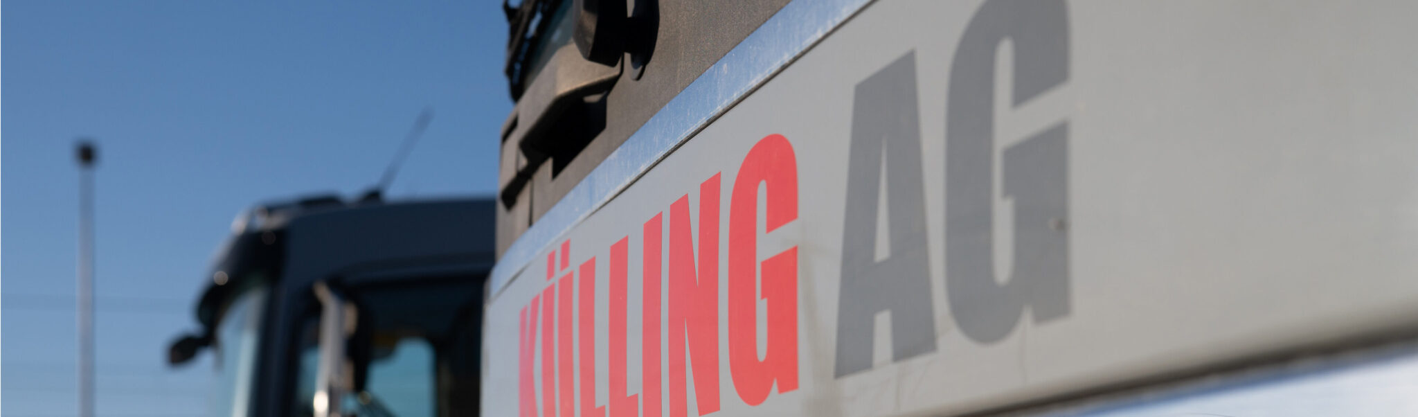 Nahaufnahme eines Fahrzeugs mit der Aufschrift „KÜLLING AG“